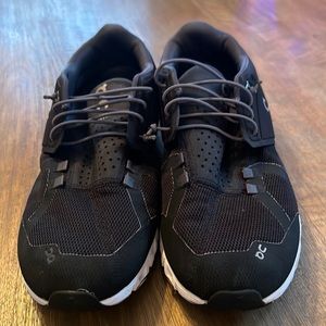 Womens On Cloud tennis shoe